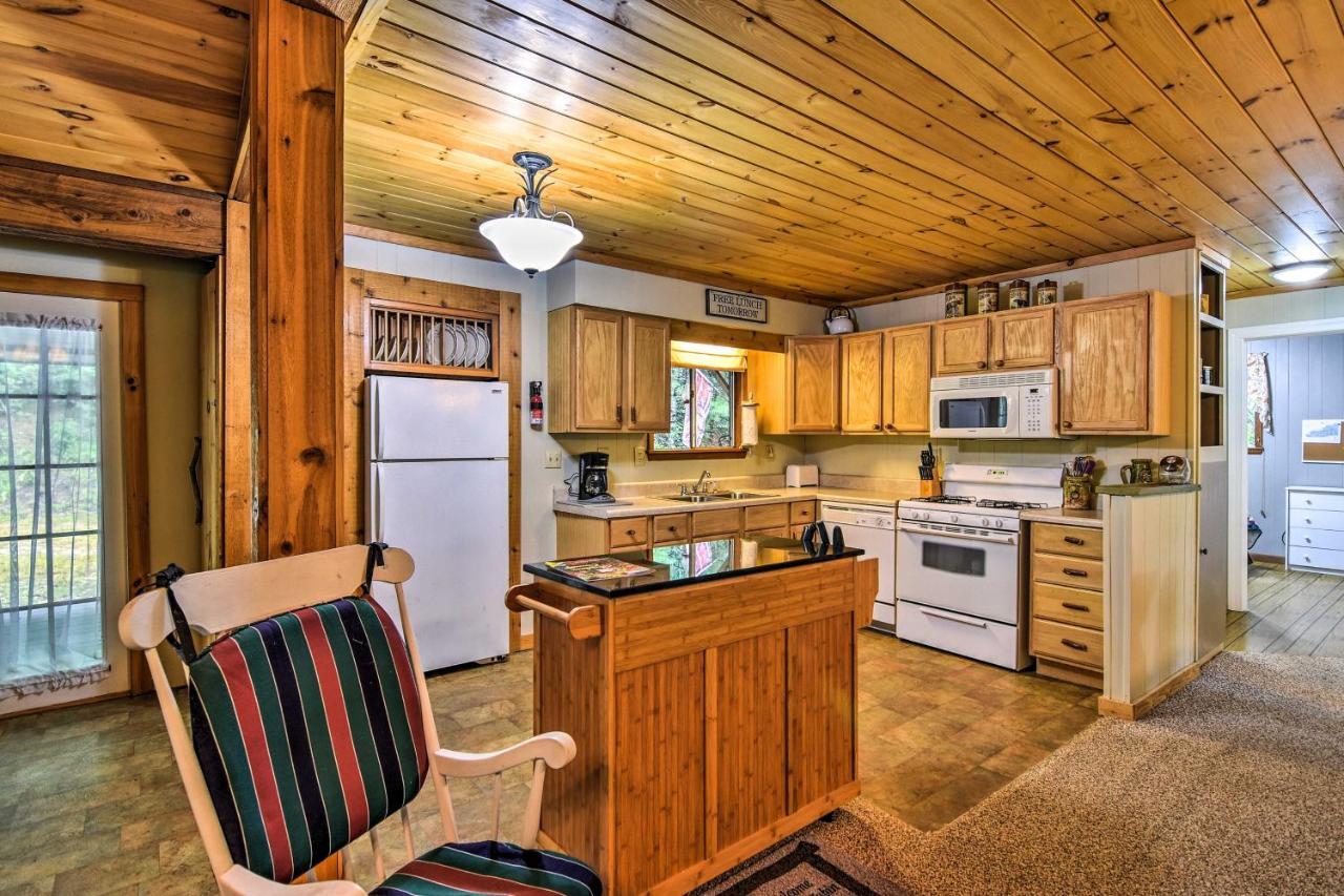 Robbinsville Cabin With Deck 3 Mi To Fontana Lake! エクステリア 写真